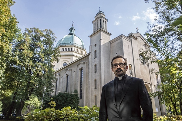 Odbudowana świątynia czerpie z różnych wzorców historycznych, w tym szczególnie czytelne są inspiracje katedrą florencką Santa Maria del Fiore.