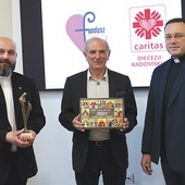 ▲	Ks. Damian Drabikowski, dyrektor Caritas Diecezji Radomskiej, ze statuetką Viventi Caritate. Obok Zbigniew Miazga i ks. Karol Piłat, zastępca dyrektora CDR.