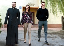 ▲	Ksiądz Adrian Jakubiak, Kasia Rylska i Marcin Hernik zapraszają młodych.