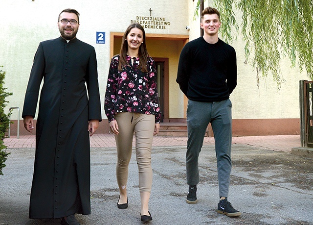 ▲	Ksiądz Adrian Jakubiak, Kasia Rylska i Marcin Hernik zapraszają młodych.