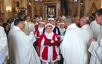 Relikwiarz przyniesiono do ołtarza polowego w procesji. 