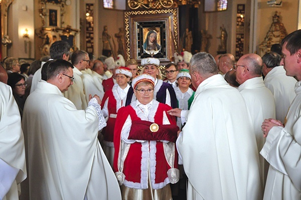 Relikwiarz przyniesiono do ołtarza polowego w procesji. 