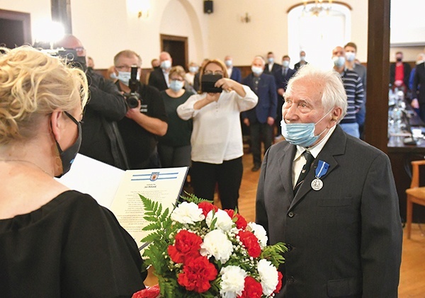 Pan Jan został już odznaczony Krzyżem za Wolność  i Niepodległość oraz Krzyżem Orderu Krzyża Niepodległości. Otrzymał także medal Pro Memoria i jest Honorowym Obywatelem Międzyrzecza.