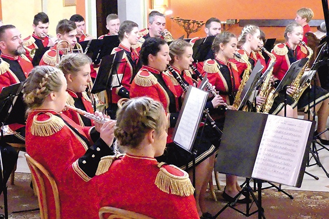 	Muzycy orkiestry z Kaniowa w straceńskim kościele.