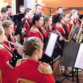 	Muzycy orkiestry z Kaniowa w straceńskim kościele.