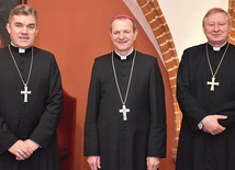 	Będzie okazja do podzielenia się doświadczeniami z pracy duszpasterskiej w naszej archidiecezji. Od lewej: bp Zbigniew Zieliński, abp Tadeusz Wojda, bp Wiesław Szlachetka.