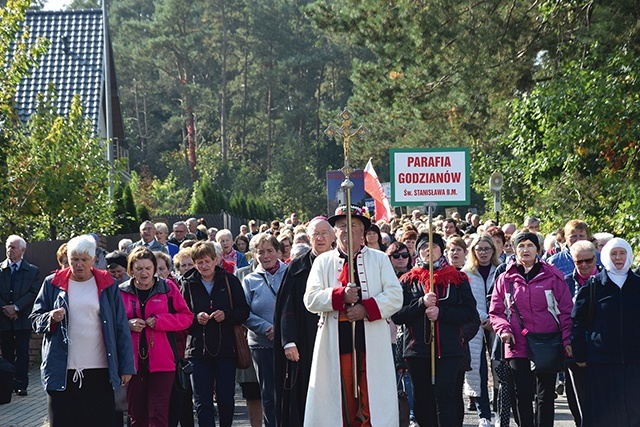 Z kościoła do sanktuarium wierni przeszli pieszo, po drodze odmawiając ukochaną modlitwę.