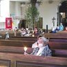 ▲	Do franciszkanów z parafii pw. Bożego Ciała dołączyli wierni, którzy przynosili ze sobą świece.