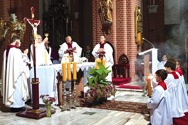 Głównym celebransem był ks. kan. Krzysztof Bielawny.