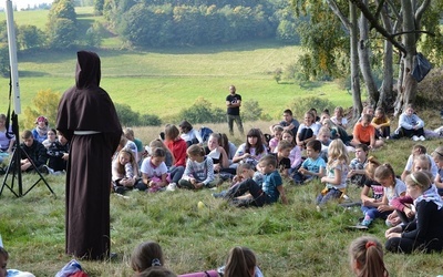 Jeden z chłopców przebrał się w habit franciszkański, by pokazać jego atrybuty.