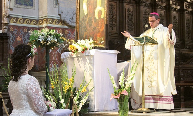W Polsce co roku odbywają się konsekracje dziewic. Na zdjęciu uroczystość w katedrze płockiej w 2019 r.