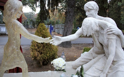 Pomnik nagrobny autorstwa Martina Hudáčka na cmentarzu Osobowickim we Wrocławiu przedstawiający rodziców cierpiących po utracie swego nienarodzonego dziecka.