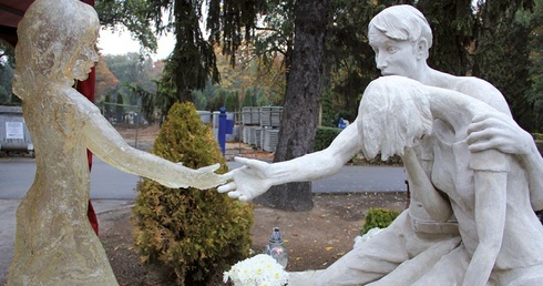 Pomnik nagrobny autorstwa Martina Hudáčka na cmentarzu Osobowickim we Wrocławiu przedstawiający rodziców cierpiących po utracie swego nienarodzonego dziecka.