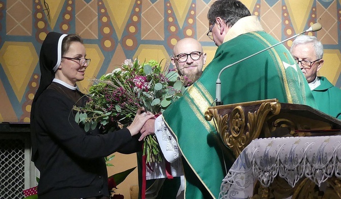 S. Julia Zaczek przyjmuje podziękowania i życzenia od żywieckich duszpasterzy, przekazane przez ks. proboszcza Grzegorza Gruszeckiego.