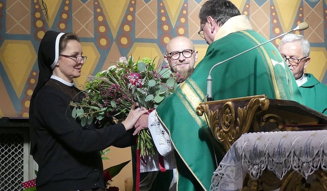 S. Julia Zaczek przyjmuje podziękowania i życzenia od żywieckich duszpasterzy, przekazane przez ks. proboszcza Grzegorza Gruszeckiego.