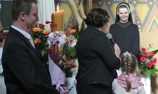 Rodzice i przedszkolaki także nie zapomnieli o świętowaniu służących im sióstr. 