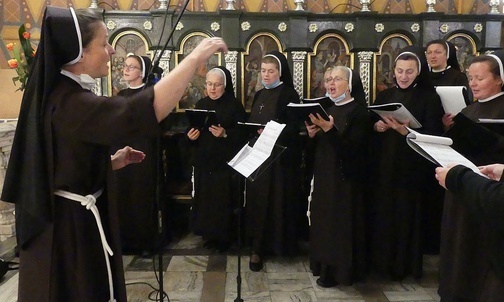 Chór sióstr serafitek przygotował śpiewy podczas liturgii w konkatedrze.