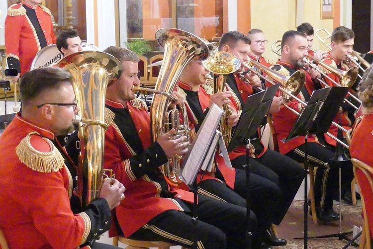 Muzycy orkiestry gminy Bestwina z siedzibą w Kaniowie podczas Koncertu Papieskiego w Straconce.