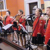 Muzycy orkiestry gminy Bestwina z siedzibą w Kaniowie podczas Koncertu Papieskiego w Straconce.