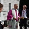 Dyrektor Caritas pokazał biskupowi także taras, do którego będą mieli dostęp podopieczni.