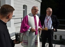 Dyrektor Caritas pokazał biskupowi także taras, do którego będą mieli dostęp podopieczni.