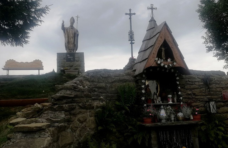 Kapliczka na Ochodzitej, gdzie rozpoczną się Wieczorne Wyprawy Różańcowe.