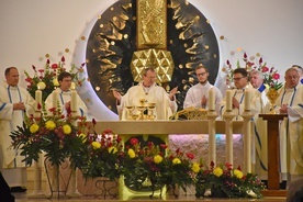 Abp Wojda podkreślił, że Matka Boża Fatimska ze swoim przesłaniem powinna być obecna w każdej rodzinie tutejszej parafii.