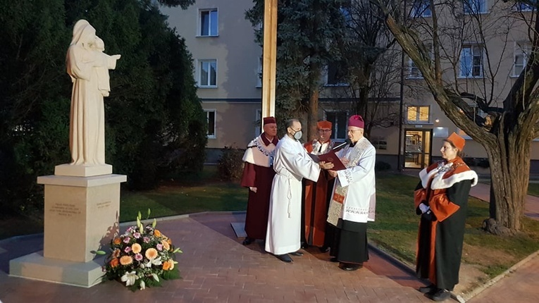 Poświęcenie figury Matki Bożej przed kościołem akademickim KUL.