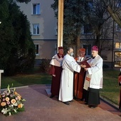 Poświęcenie figury Matki Bożej przed kościołem akademickim KUL.