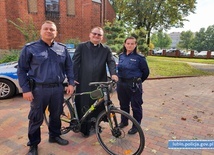 Policja, rower i ks. Mateusz 