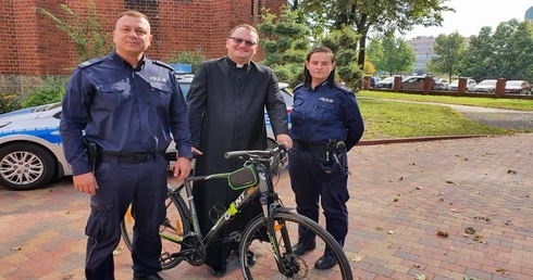 Policja, rower i ks. Mateusz 