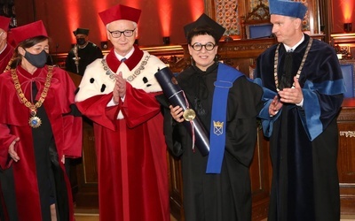 Olga Tokarczuk odebrała tytuł doktora honoris causa Uniwersytetu Jagiellońskiego w Krakowie