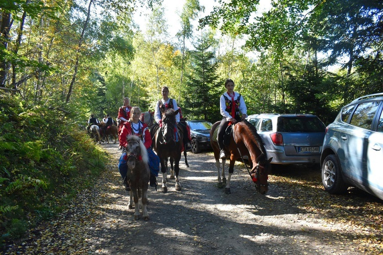 Banderia Konna Iskra Dolina Dunajca  na Mszy pod Kicarzem