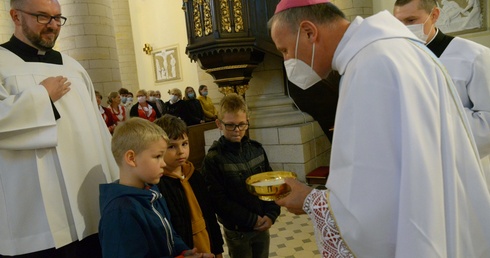 Dary do ołtarza przynieśli najmłodsi przedstawiciele parafii.