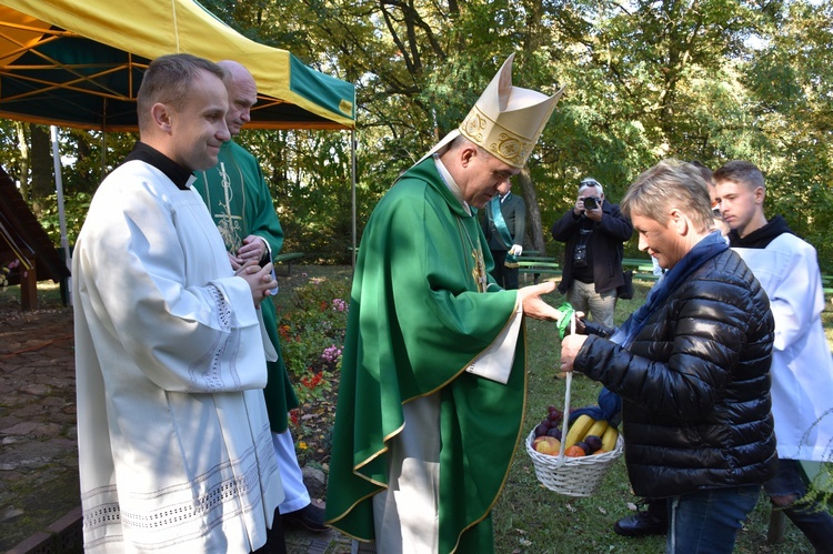 Msza św. hubertusowska w leśnym plenerze