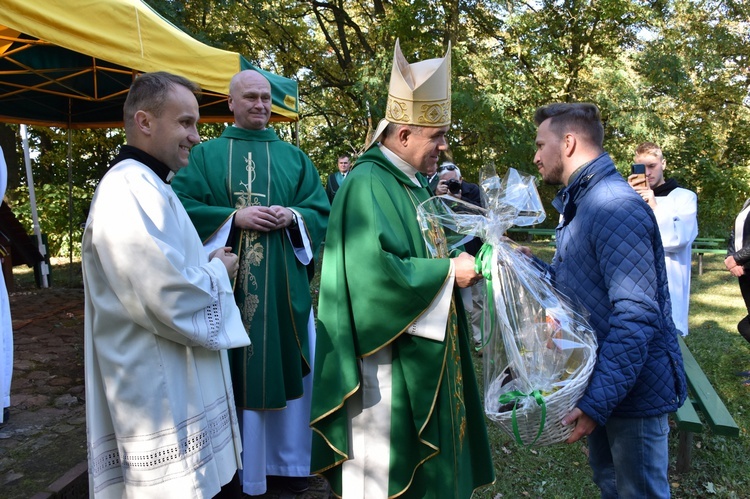 Msza św. hubertusowska w leśnym plenerze