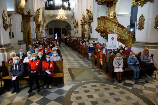 Wolontariusze Caritas z pielgrzymką w Trzebnicy