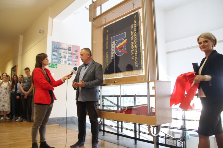 Odsłonięcie kapsuły czasu w IV LO w Tarnowie