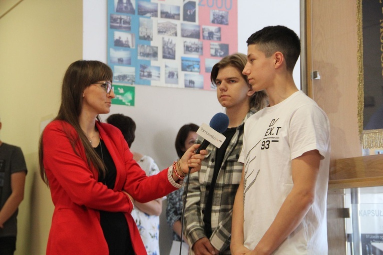 Odsłonięcie kapsuły czasu w IV LO w Tarnowie