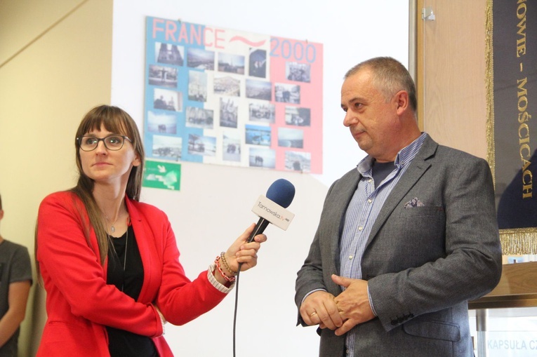 Odsłonięcie kapsuły czasu w IV LO w Tarnowie