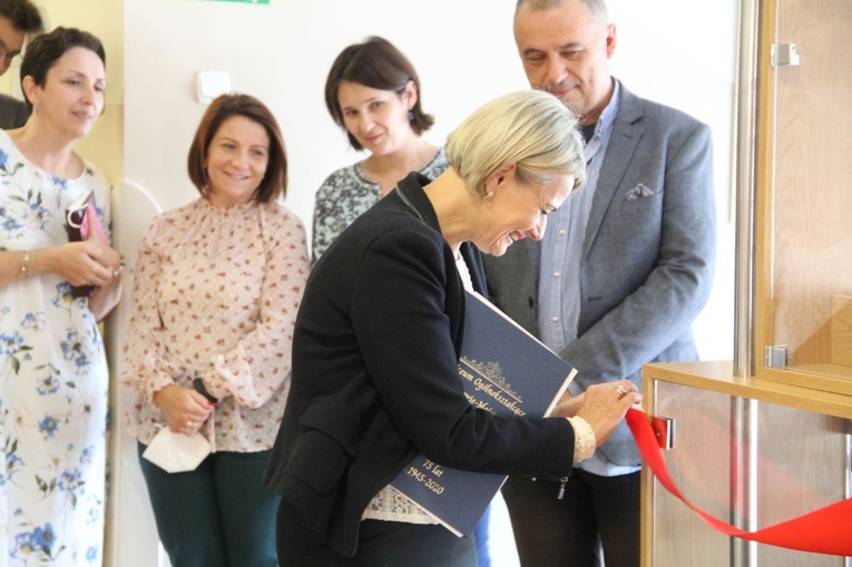 Odsłonięcie kapsuły czasu w IV LO w Tarnowie