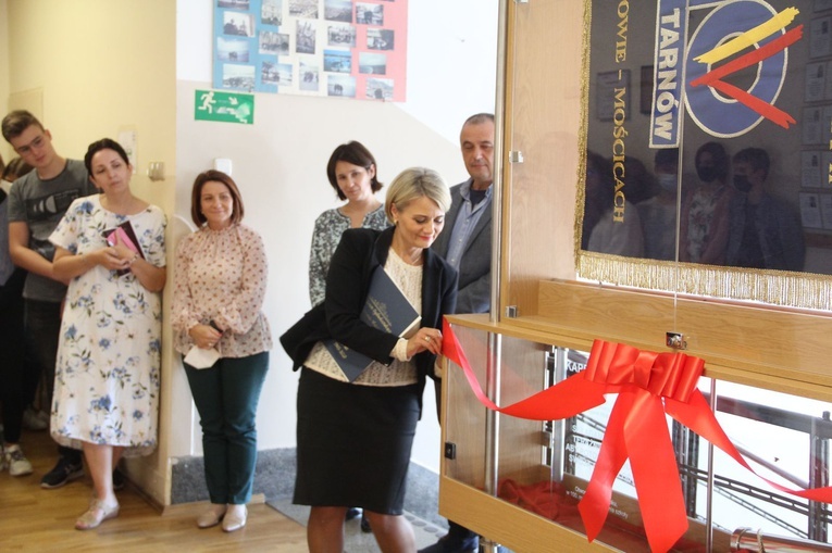 Odsłonięcie kapsuły czasu w IV LO w Tarnowie