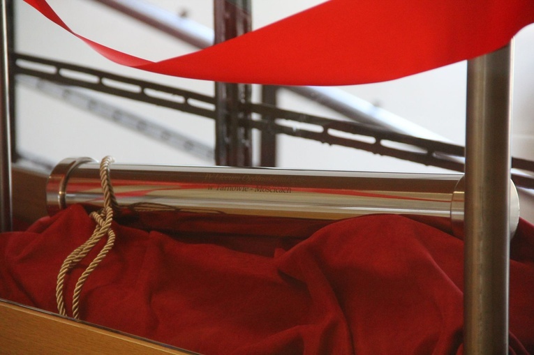 Odsłonięcie kapsuły czasu w IV LO w Tarnowie