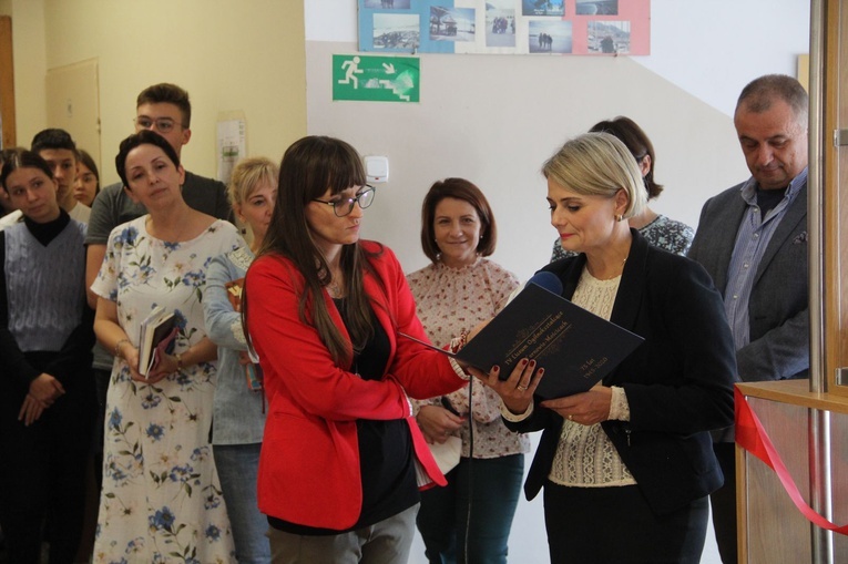 Odsłonięcie kapsuły czasu w IV LO w Tarnowie