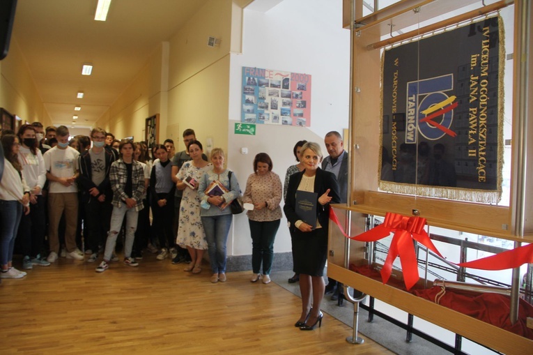 Odsłonięcie kapsuły czasu w IV LO w Tarnowie