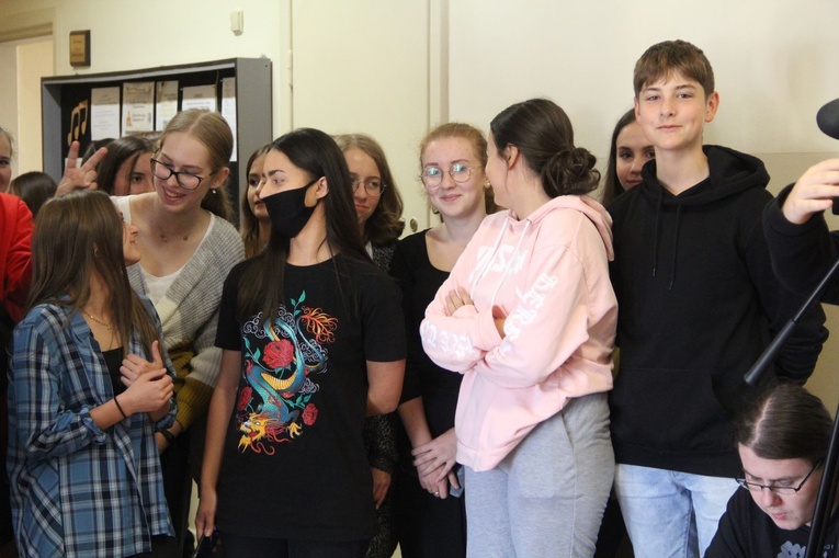 Odsłonięcie kapsuły czasu w IV LO w Tarnowie