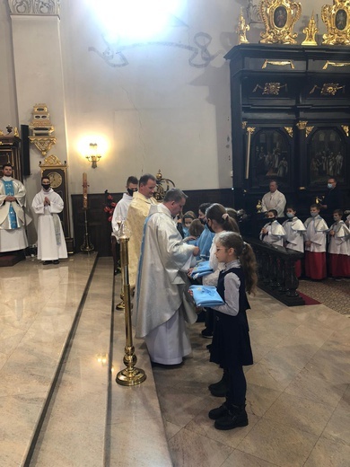 Przyjęcie do Dziewczęcej Służby Maryjnej w parafii św. Mikołaja w Bochni