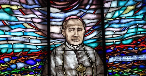 Witraż przedstawiający bł. bp. Leona Wetmańskiego w parafii św. Maksymiliana Marii Kolbego w Modlinie.