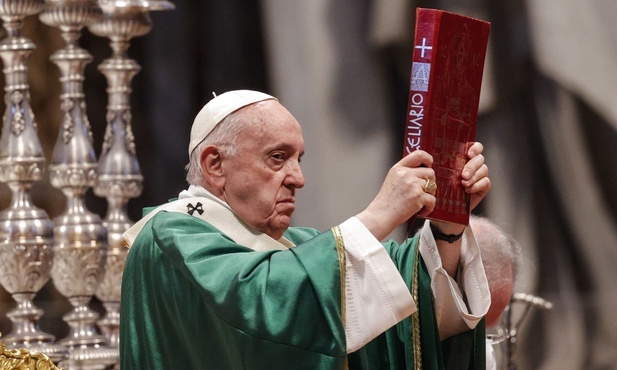 Franciszek błogosławi zgromadzonych ewangeliarzem
