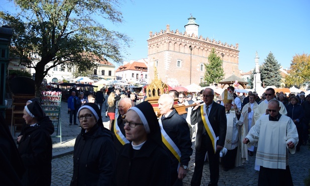 Procesja z relikwiarzem ulicami miasta.